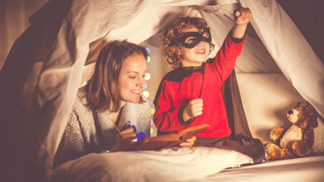 Una superheroína con su superhéroe.