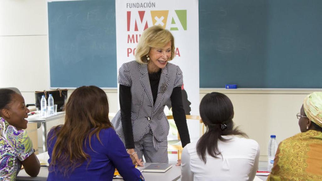 Fernández de la Vega con alumnas africanas becadas en la Universidad de Granada.