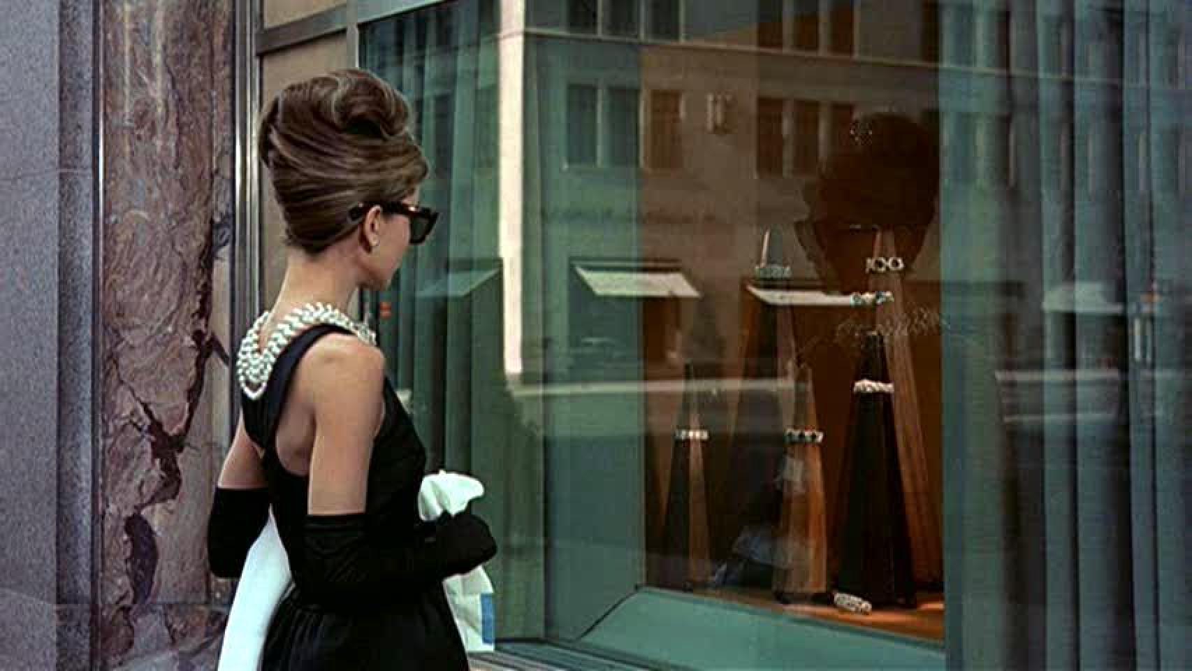 Audrey Hepburn en la película Desayuno con diamantes admirando un escaparate de Tiffany&Co (1961).