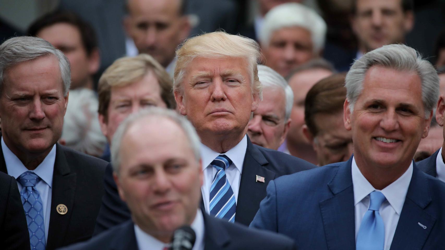 Donald Trump con los miembros del Partido Republicano.