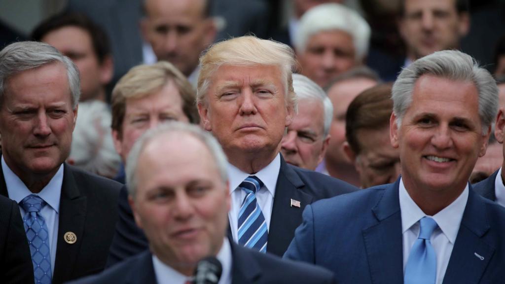 Donald Trump con los miembros del Partido Republicano.