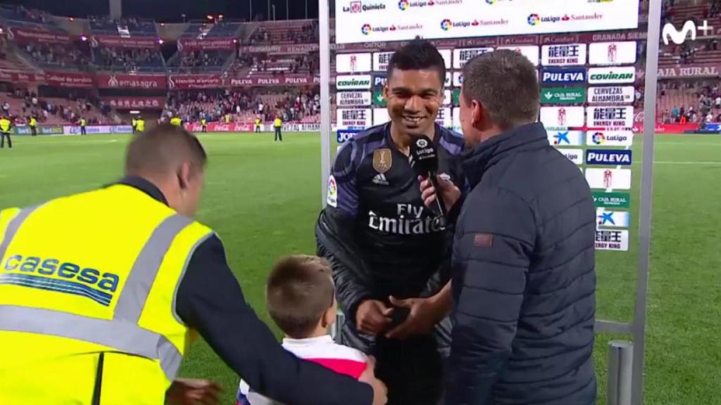 Casemiro le da la camiseta a un niño