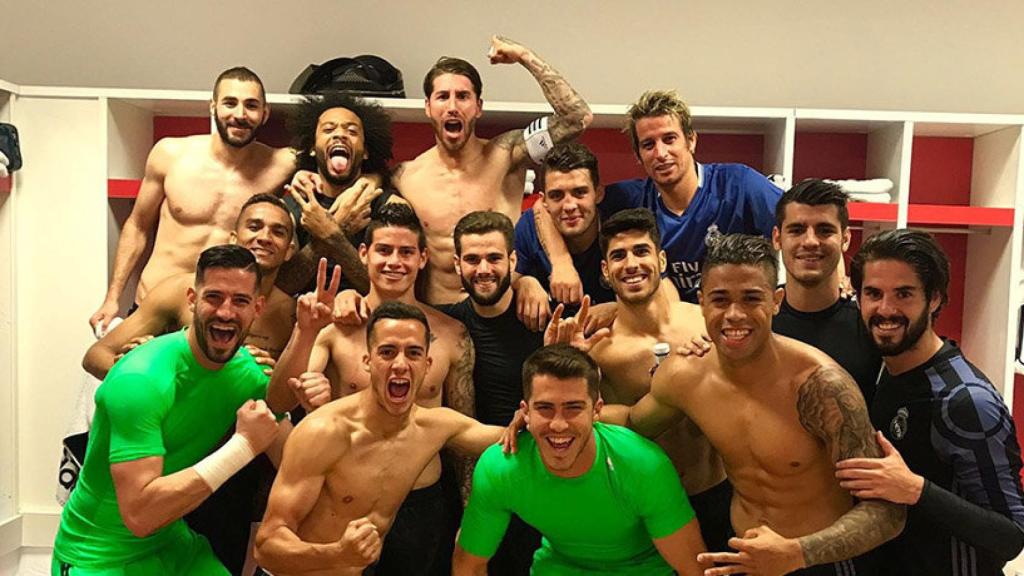 La plantilla celebra el triunfo en vestuarios