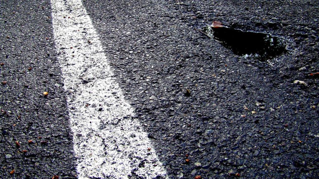 Un bache en una carretera.