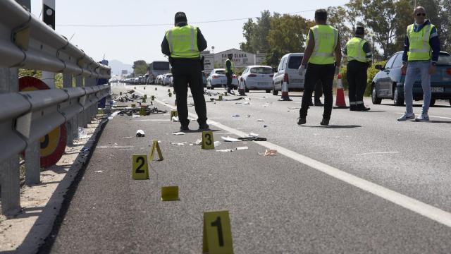 Agentes de la Guardia Civil en el lugar donde se produjo el accidente.
