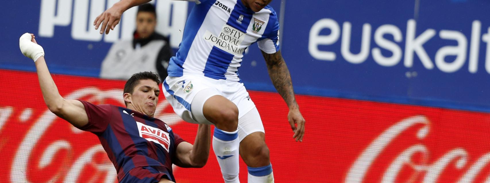 Machís conduce el balón ante el Eibar.