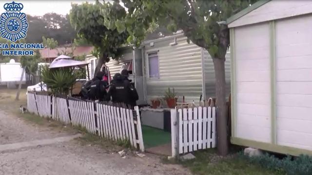 Agentes de la Policía Nacional durante la operación