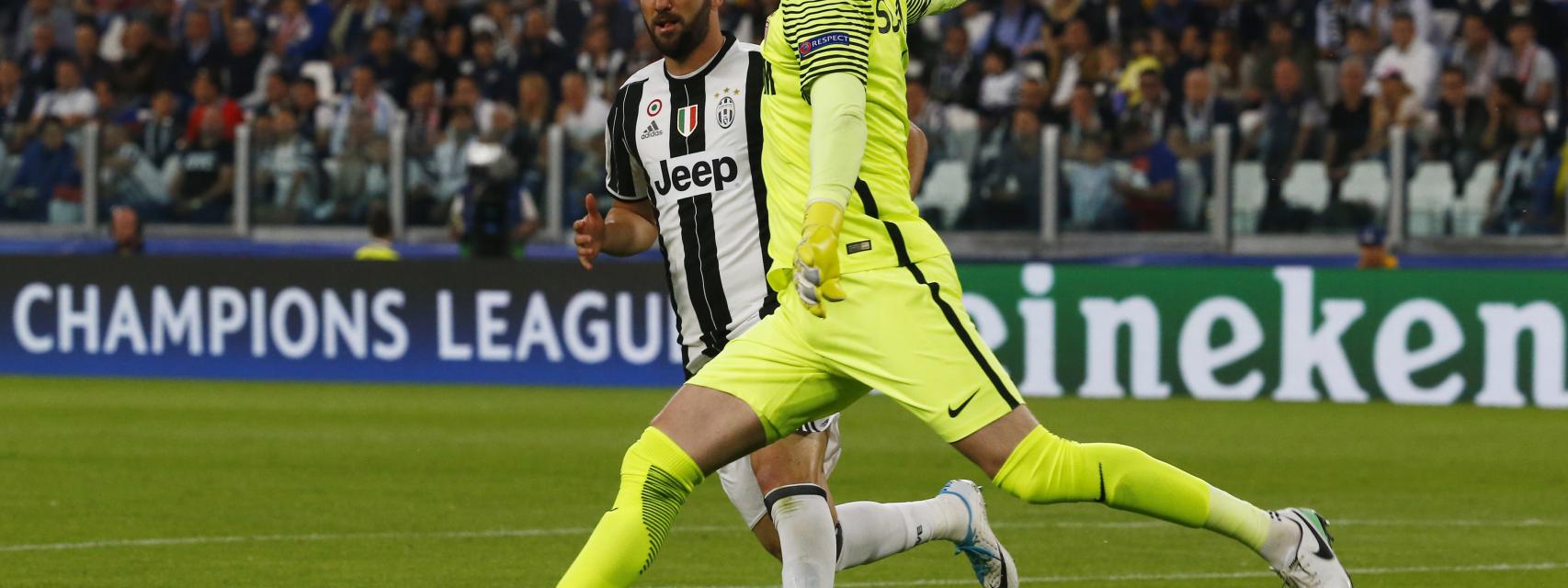 Higuaín presiona al portero durante el Juventus - Mónaco.