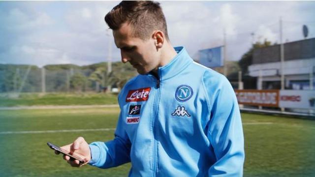 Milik te espera en Tinder.