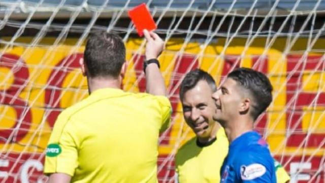 El momento en el que el árbitro saca la roja a su asistente.