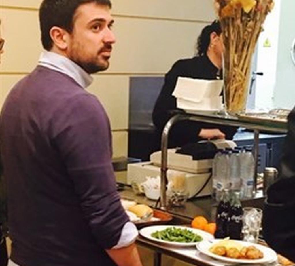 Ramón Espinar fue cazado comprando dos coca colas. Podemos ha pedido boicotear el consumo de este producto.