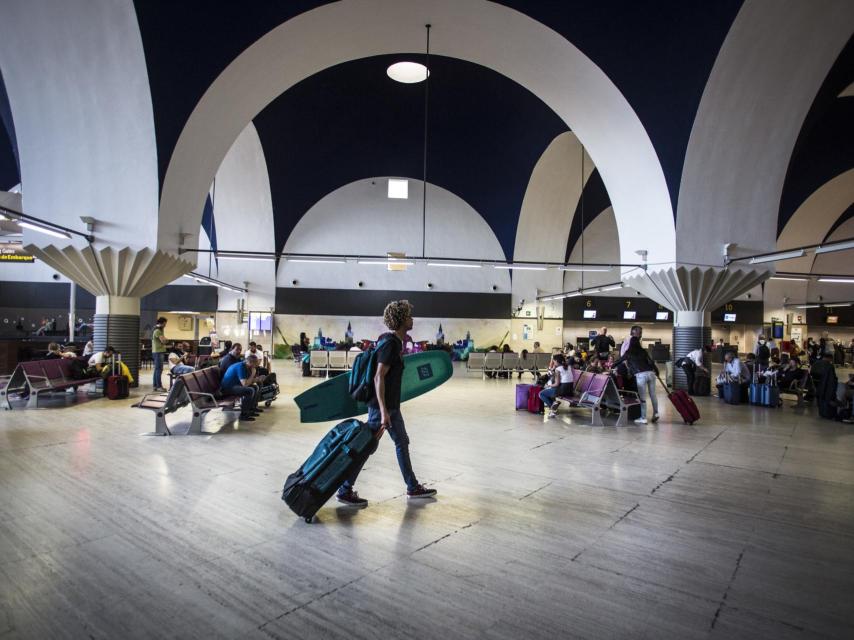Matchu Lopes en el aeropuerto de Sevilla.