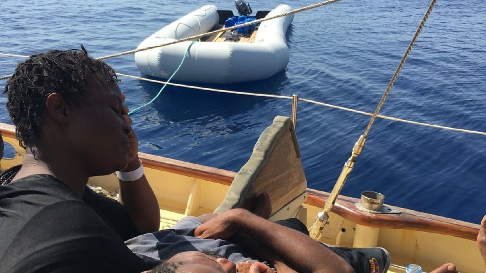 Una mujer espera en un barco de rescate en el documental Astral.