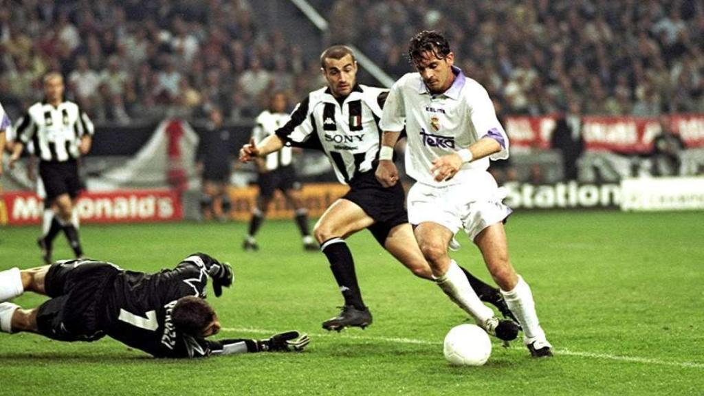 Pedja Mijatovic en el momento en el que marca el gol en la final de la Séptima.