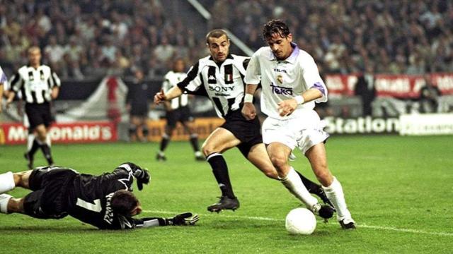 Pedja Mijatovic en el momento en el que marca el gol en la final de la Séptima.
