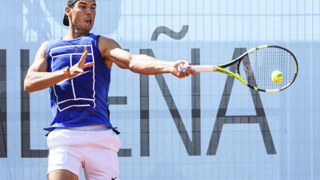 Nadal, golpeando una derecha en un entrenamiento.