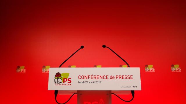 Atril de prensa vacío en la sede del Partido Socialista francés en París