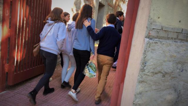 Alumnos del colegio de Nuestra Señora del Recuerdo asisten este miércoles al centro.