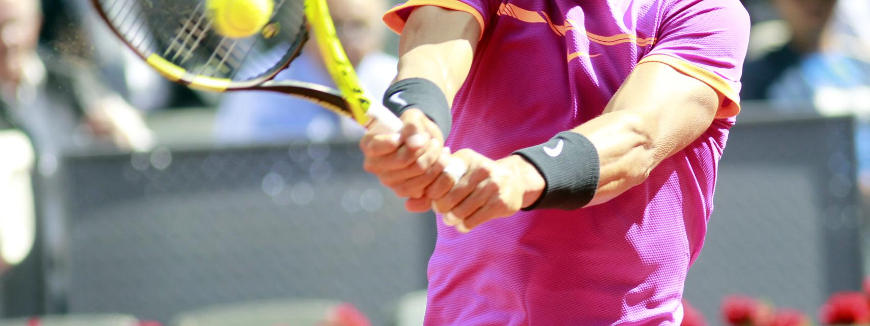 Nadal, golpeando un revés en Madrid ante Fognini.