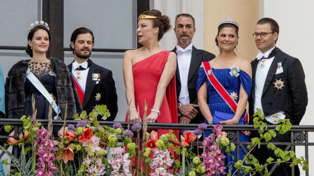 Désirée Kogevinas, prima de Haakon de Noruega, rodeada por los royals suecos.
