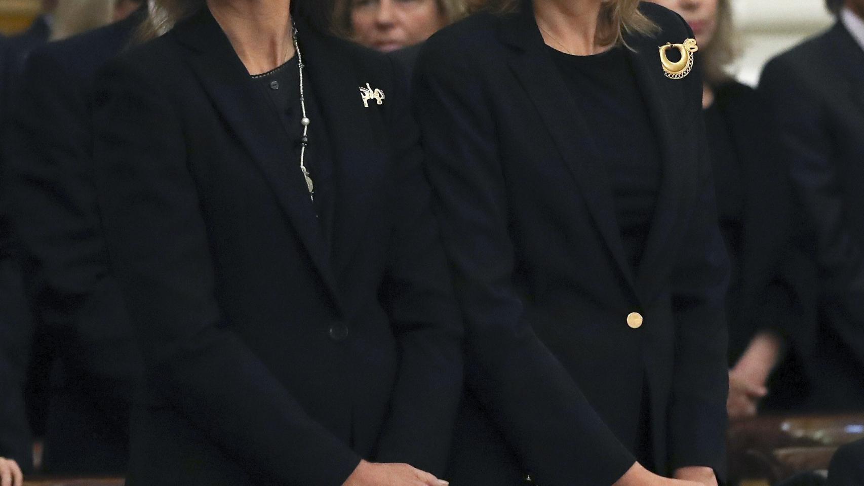 Los reyes, los eméritos y las infantas Elena y Cristina, juntos en el funeral de Alicia de Borbón