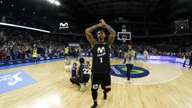 Edwin Jackson aplaude a la afición de Estudiantes tras su último partido en casa.