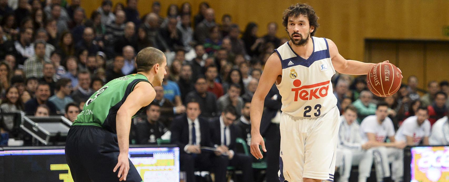 Llull conduce la pelota en el último partido contra el Joventut.