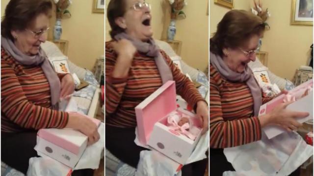 Pepa, en el momento de recibir su regalo.