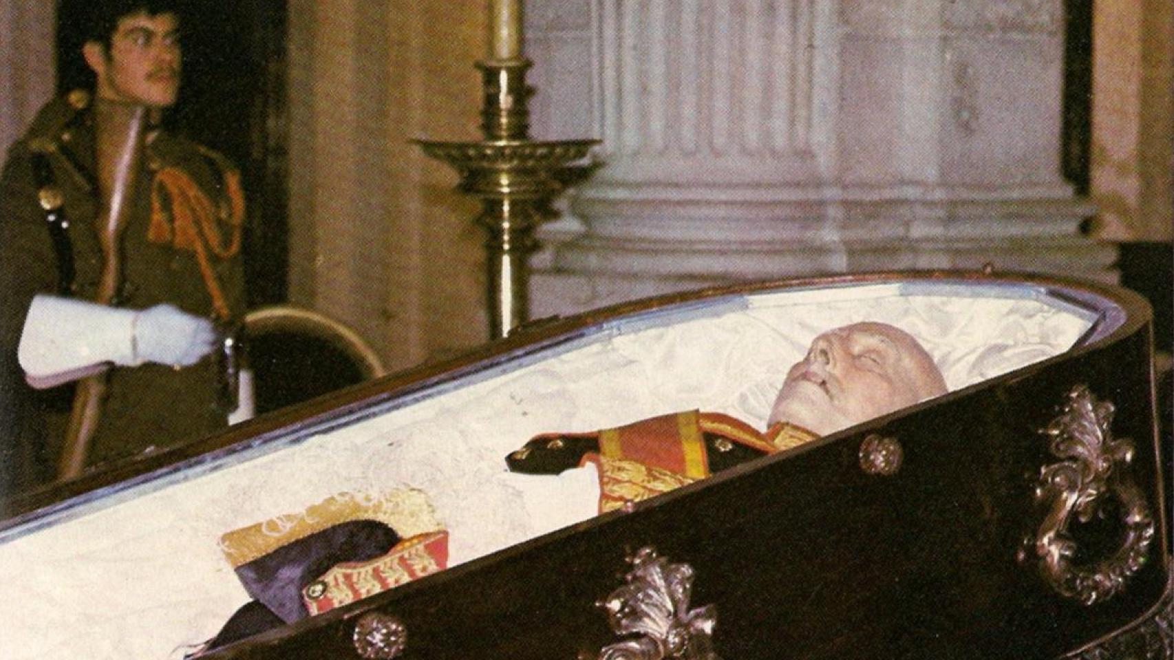 El general Francisco Franco yacente en su ataúd, durante las exequias fúnebres de noviembre de 1975.