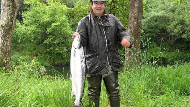 Francisco Álvarez-Cascos presentando una gran pieza de salmón pescada