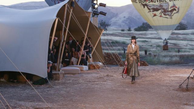 Imagen del desfile en medio de los desiertos de California de Dior Sauvage. | Foto: Getty Images.