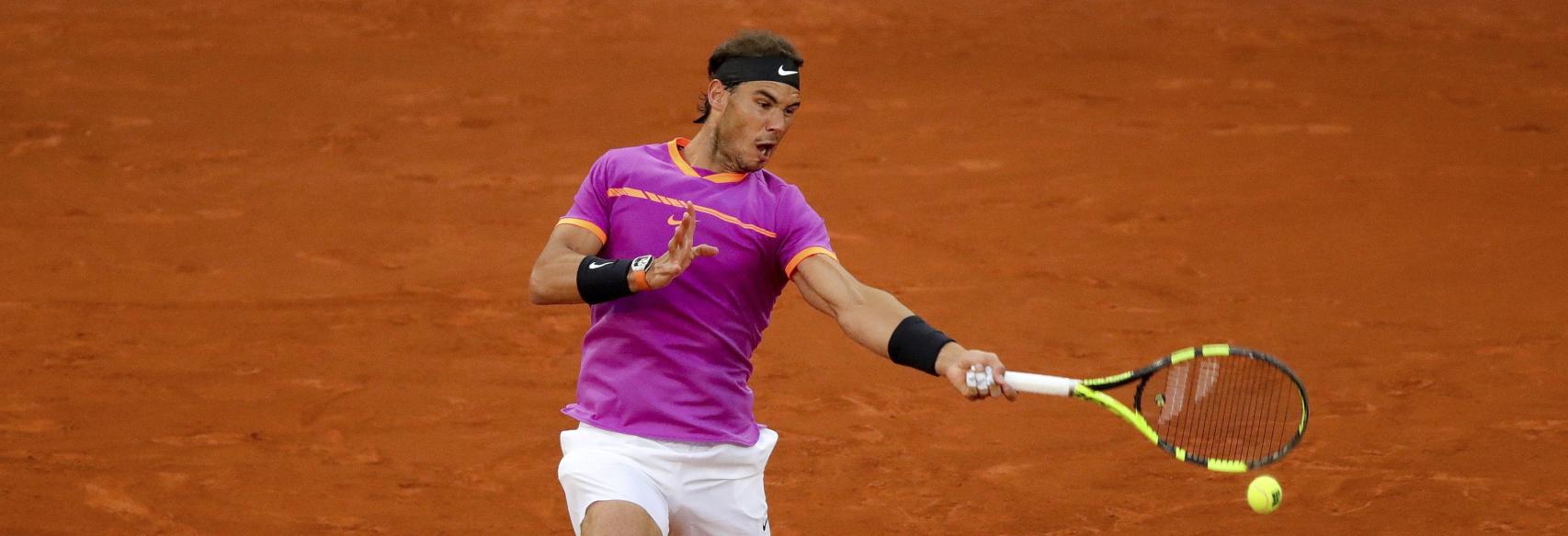 Rafa Nadal golpea una derecha
