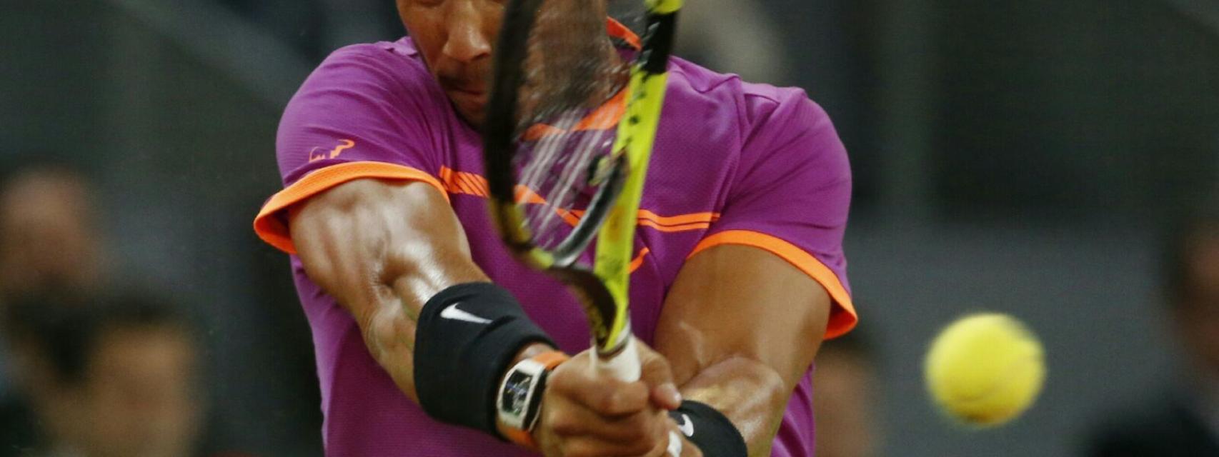 Nadal, golpeando un revés ante Goffin.