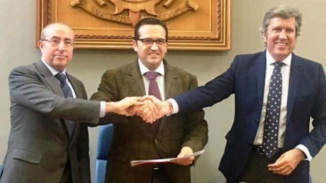 El alcalde criptanense, Antonio Lucas-Torres, durante el acuerdo