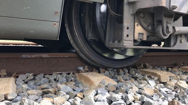 Imagen de una de las ruedas del AVE fuera de la vía