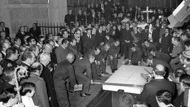 Llegada de los restos mortales de Franco, desde el Palacio Real al Valle de los Caidos para ser enterrado.