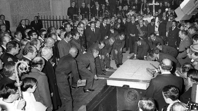 Llegada de los restos mortales de Franco al Valle de los Caídos para ser enterrado.
