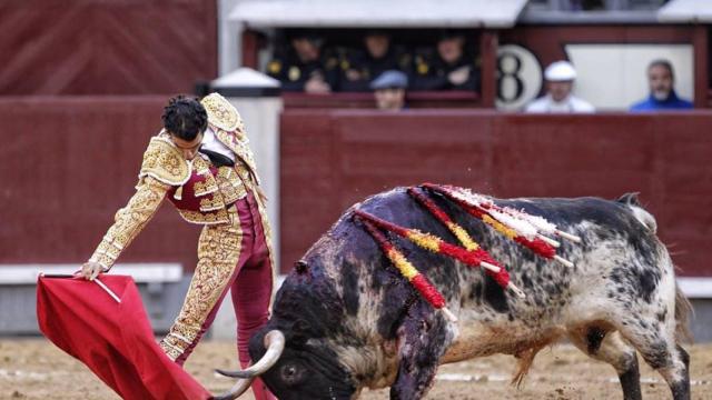 Derechazo de Morenito de Aranda, que cortó una oreja al quinto