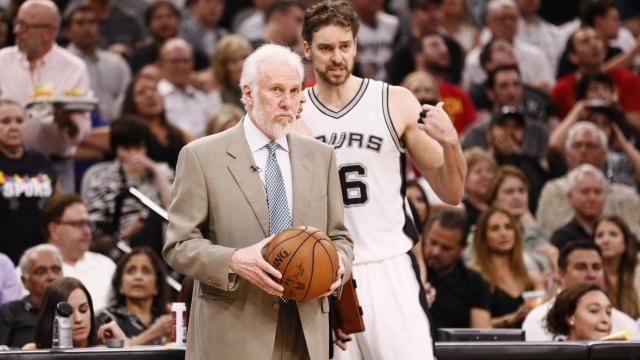 Pau Gasol junto a Popovich.