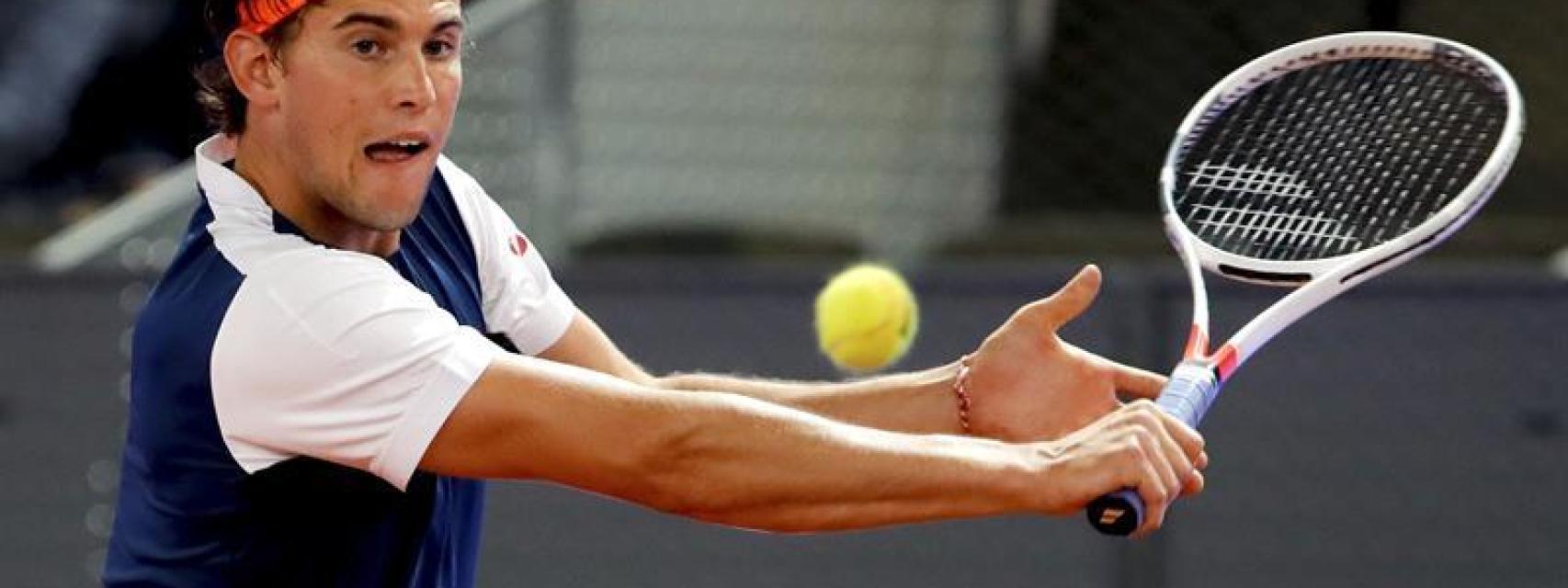 Dominic Thiem golpea la pelota.
