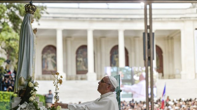 El papa Francisco reza en el interior de la capilla del santuario de Fátima.