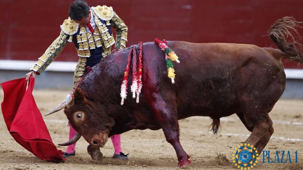 Encajado derechazo de Urdiales