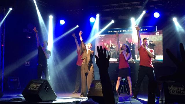 Una actuación sobre el escenario.