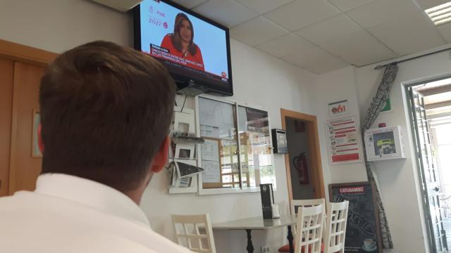 EL ESPAÑOL se cita con un joven socialista que apoya a Susana Díaz en Sevilla.