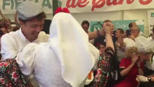 Iñigo Errejón intentando bailar algo parecido a un chotis