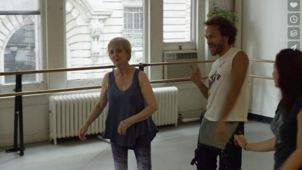 Junto a su hijo en la clase de hip hop