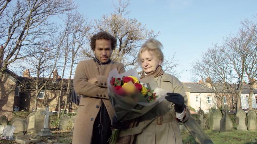 Rebecca visitando la tumba de su hermana