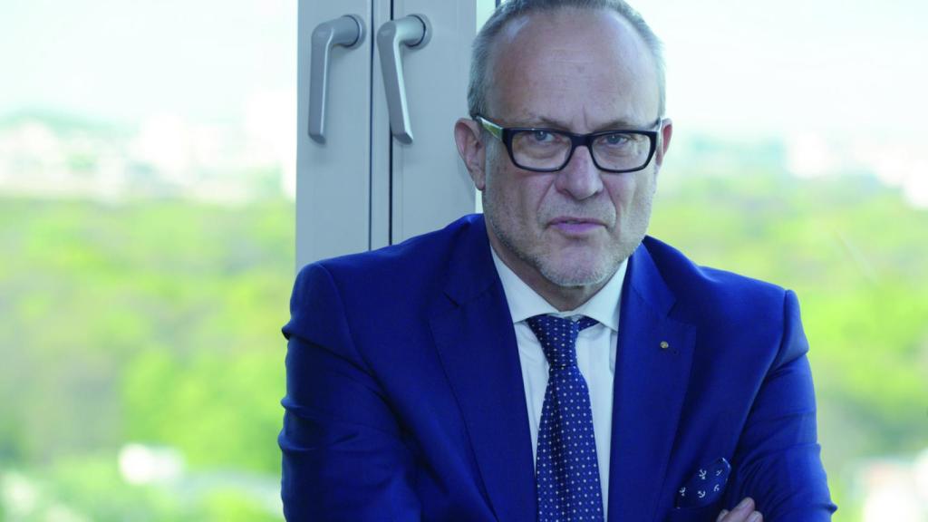 Christian Stuve, antes de disponerse a recibir el falso premio para la paz