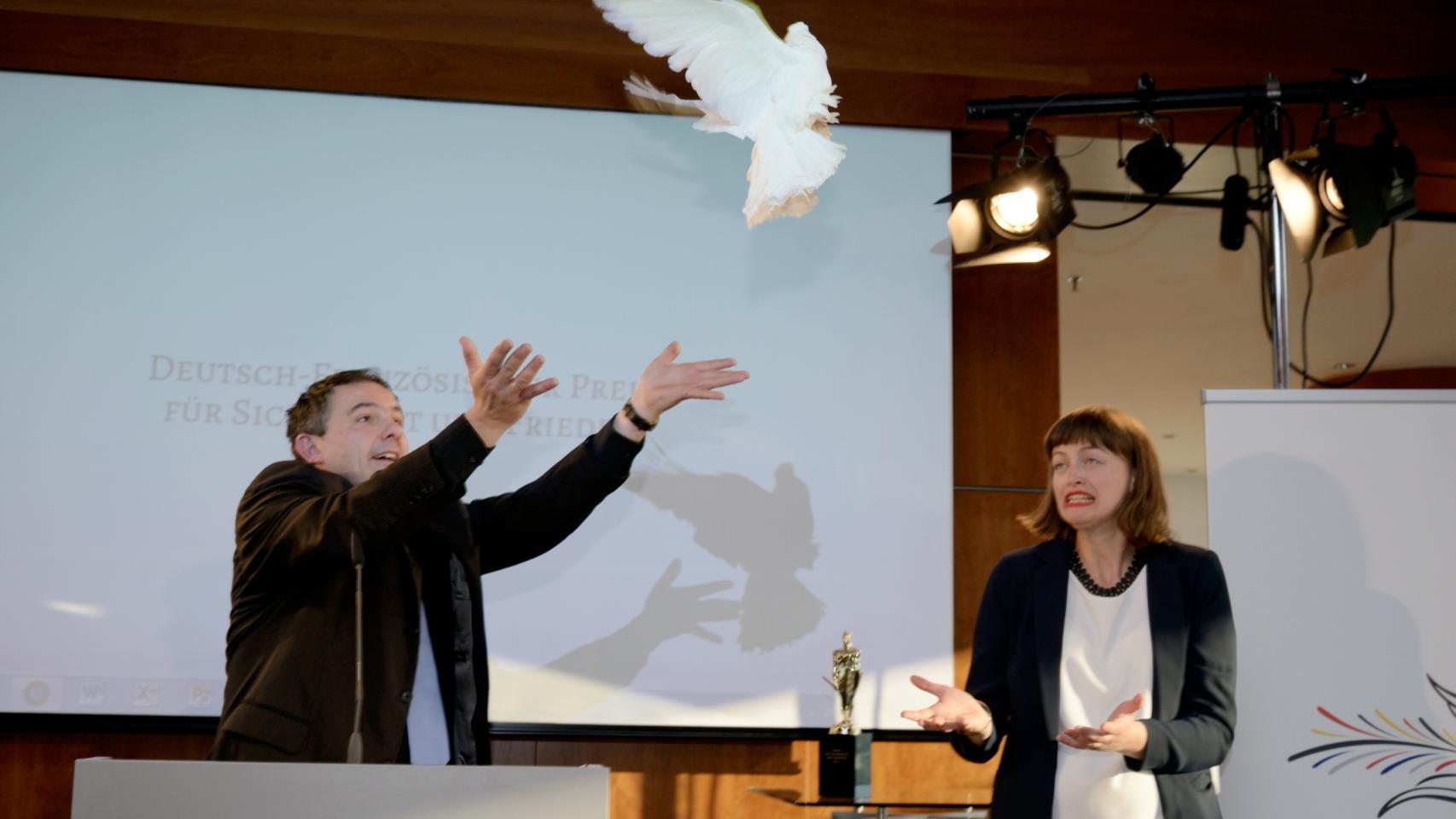 Momento de la entrega del falso premio de la paz a ThyssenKrupp