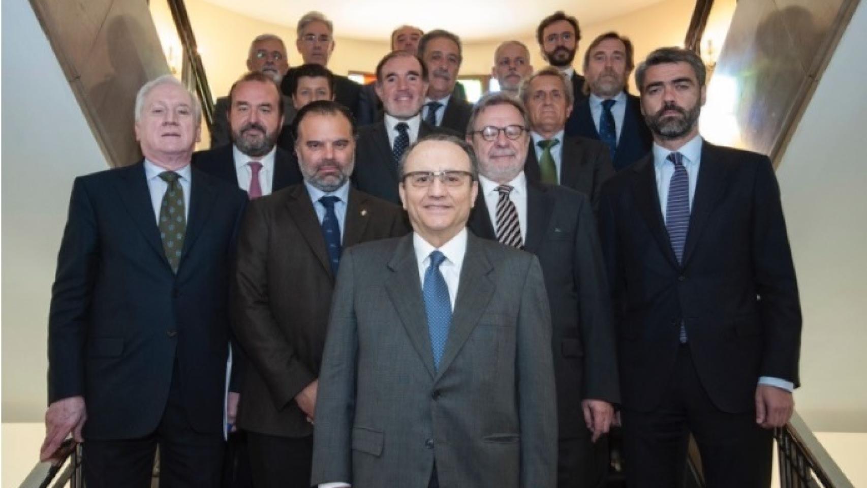 En el centro, Javier Moll, presidente de Prensa Ibérica.